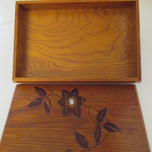 Hand Carved Wood Keepsake, Jewelry box with lid - Picture 4 of 10